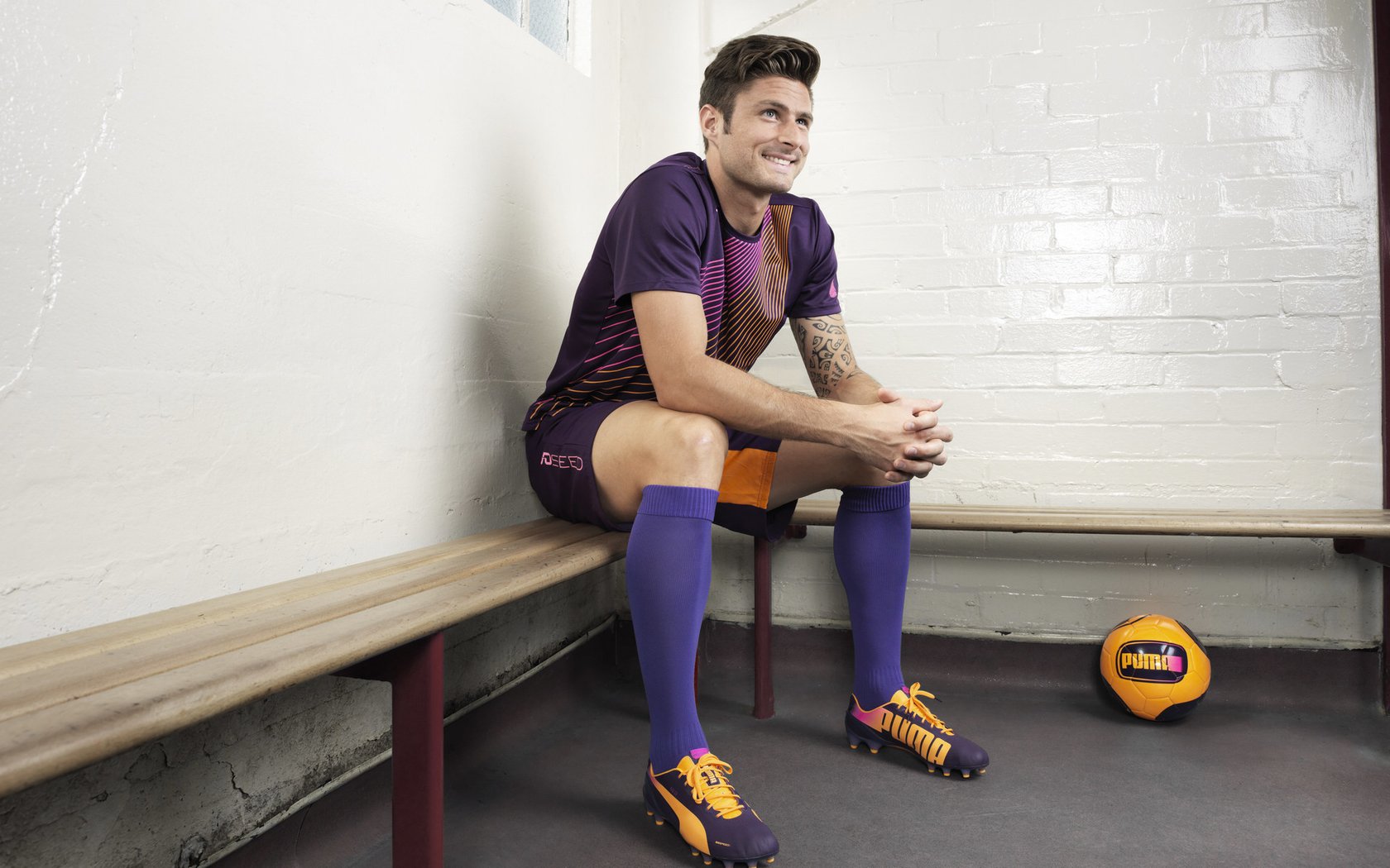 开云体育网址-活动周边：运动员签名照与台球器材热销，运动员个性签名